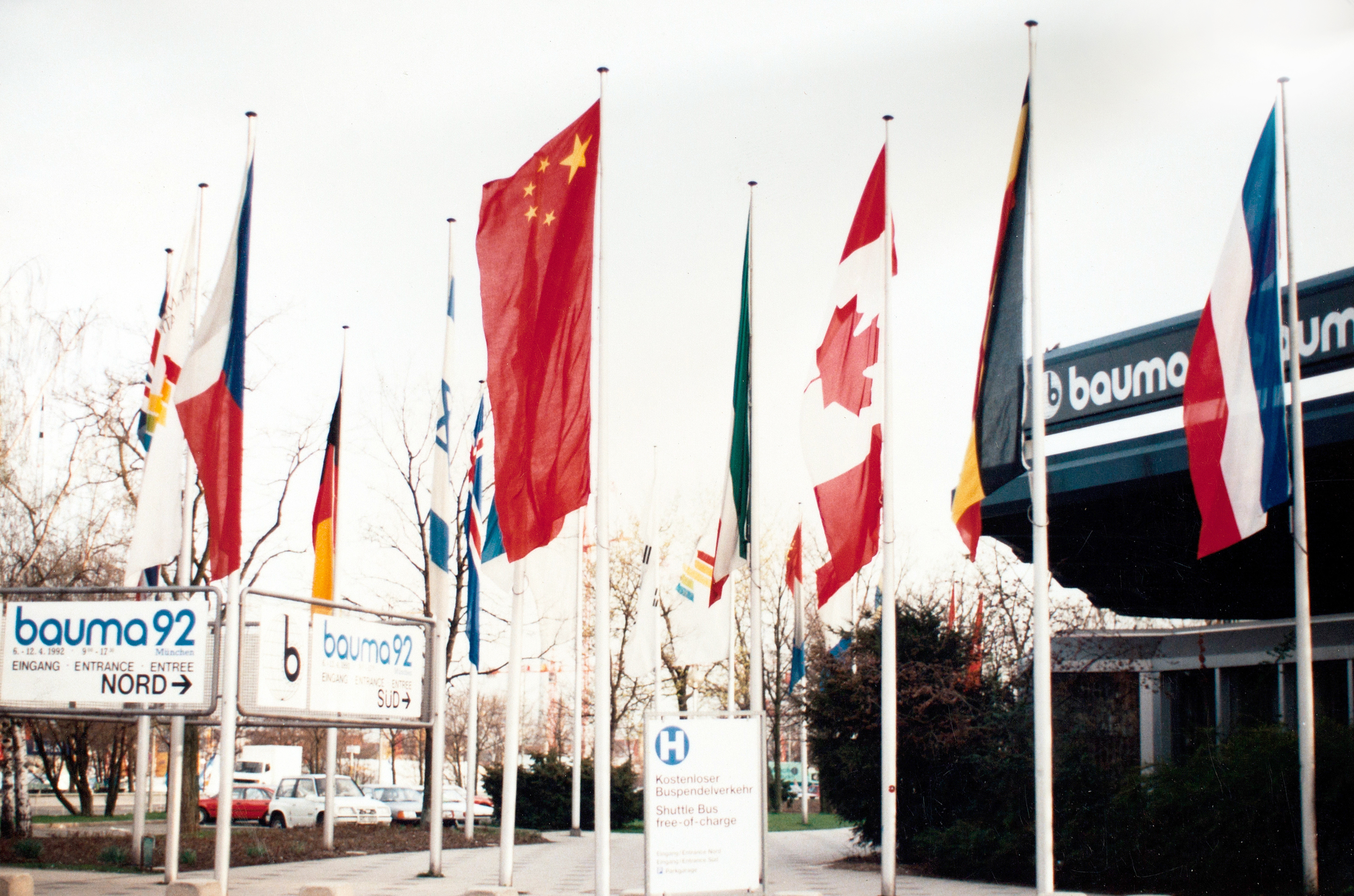 徐工成為行業(yè)首家取得自營出口權(quán)的企業(yè)，正式拉開國際化序幕；是年，徐工代表行業(yè)首次參加德國寶馬展