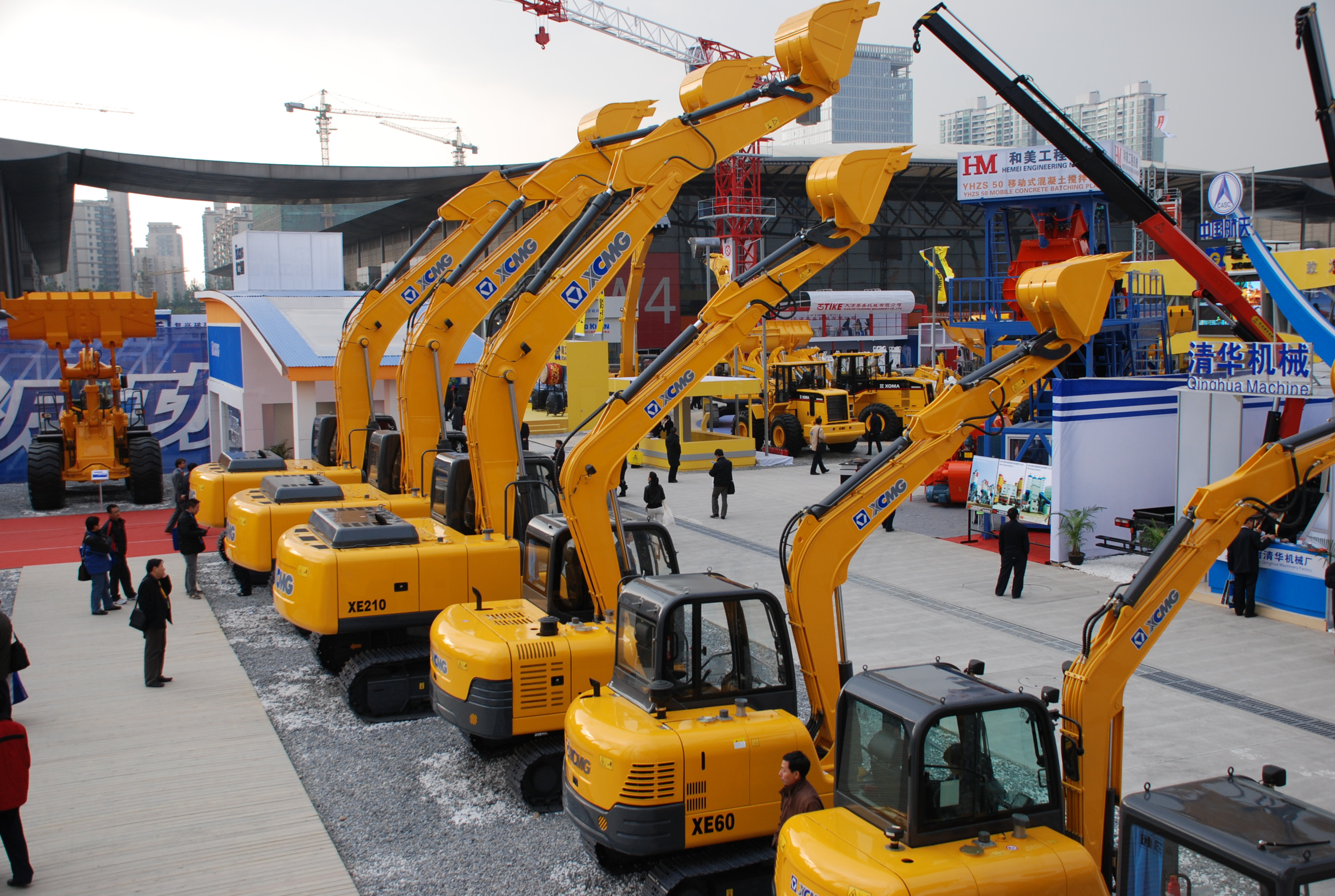 徐工與凱雷投資集團(tuán)發(fā)表聯(lián)合聲明終止合作，獨立進(jìn)行重組；是年，徐工與卡特彼勒終止合作，獨資成立徐州徐工挖掘機(jī)械有限公司