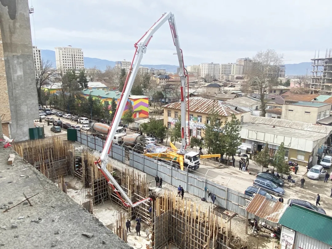 筑夢(mèng)“藍(lán)?！?！徐工泵車(chē)“圈粉”中亞！