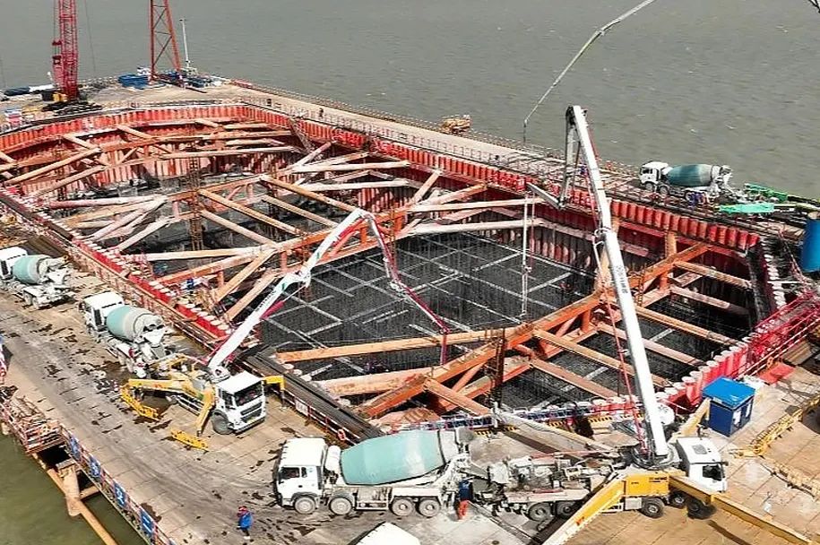 徐工泵車再筑“世界之最”張靖皋長江大橋！