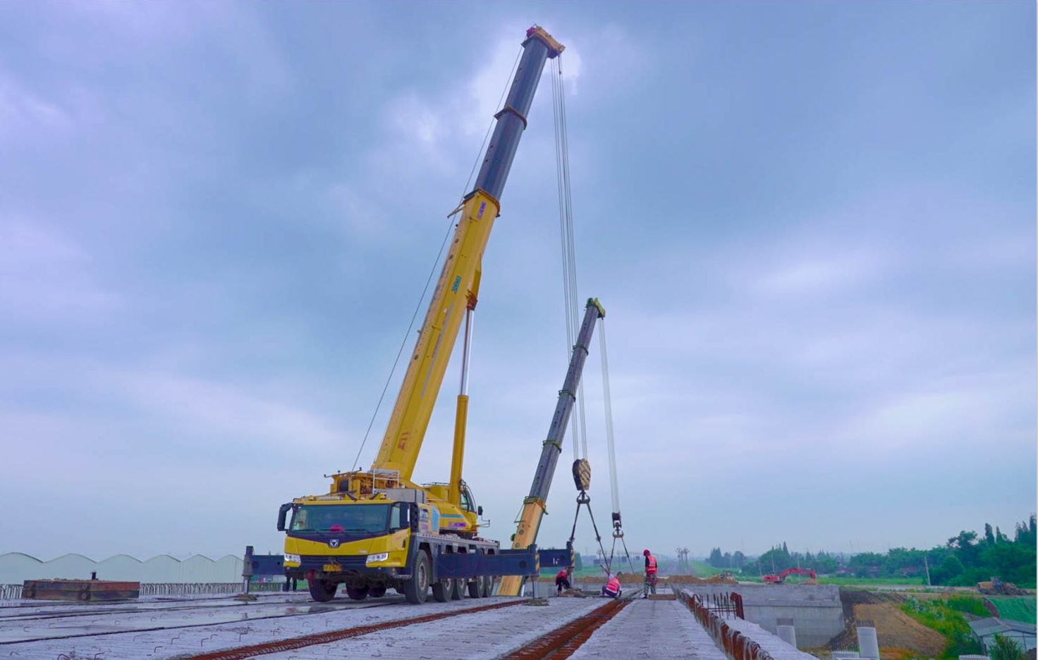 空中對(duì)飛接力！徐工三款百噸級(jí)聯(lián)袂抬吊！