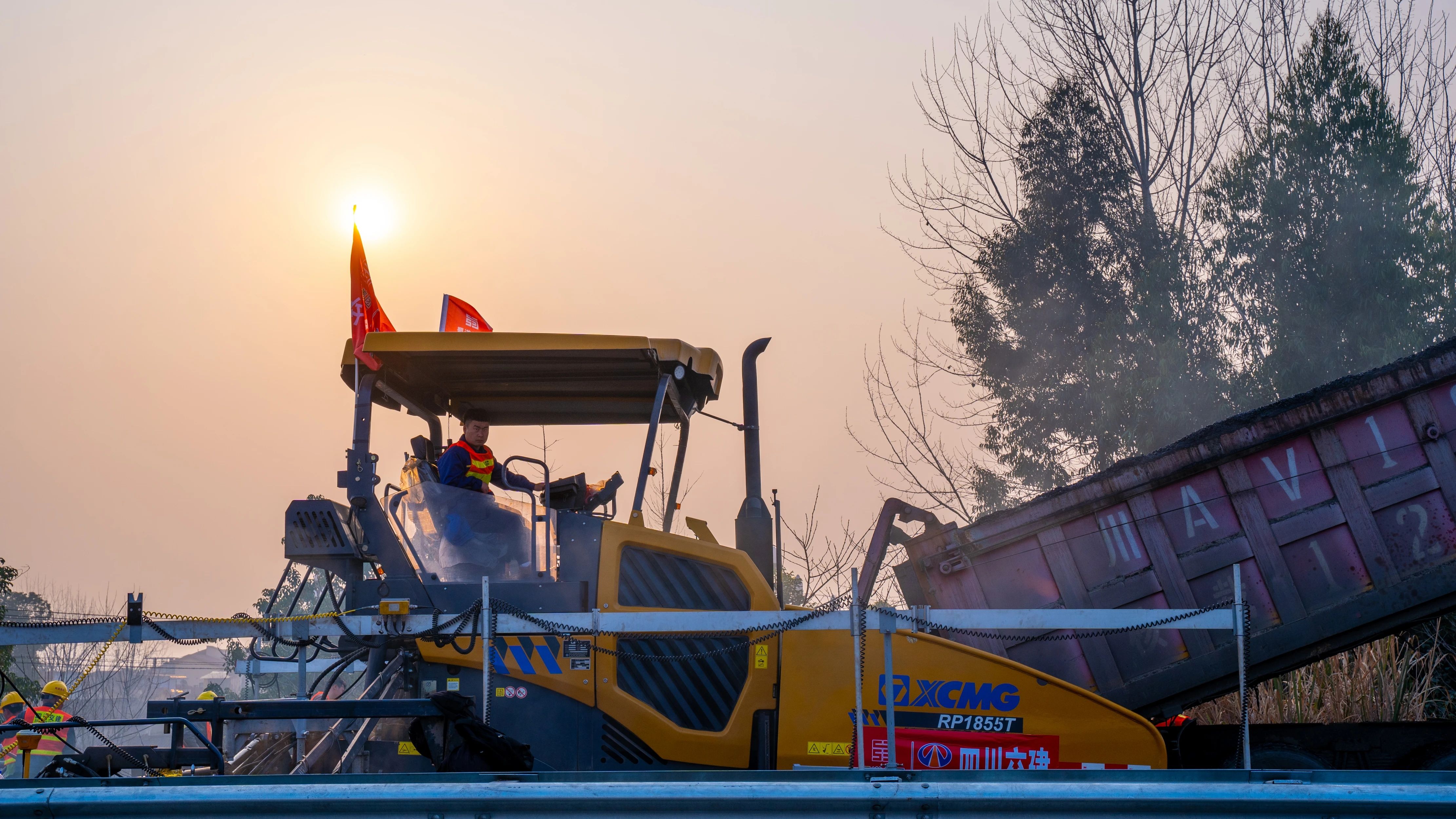 18天！徐工成套瀝青路面裝備助力成綿高速罩面施工！