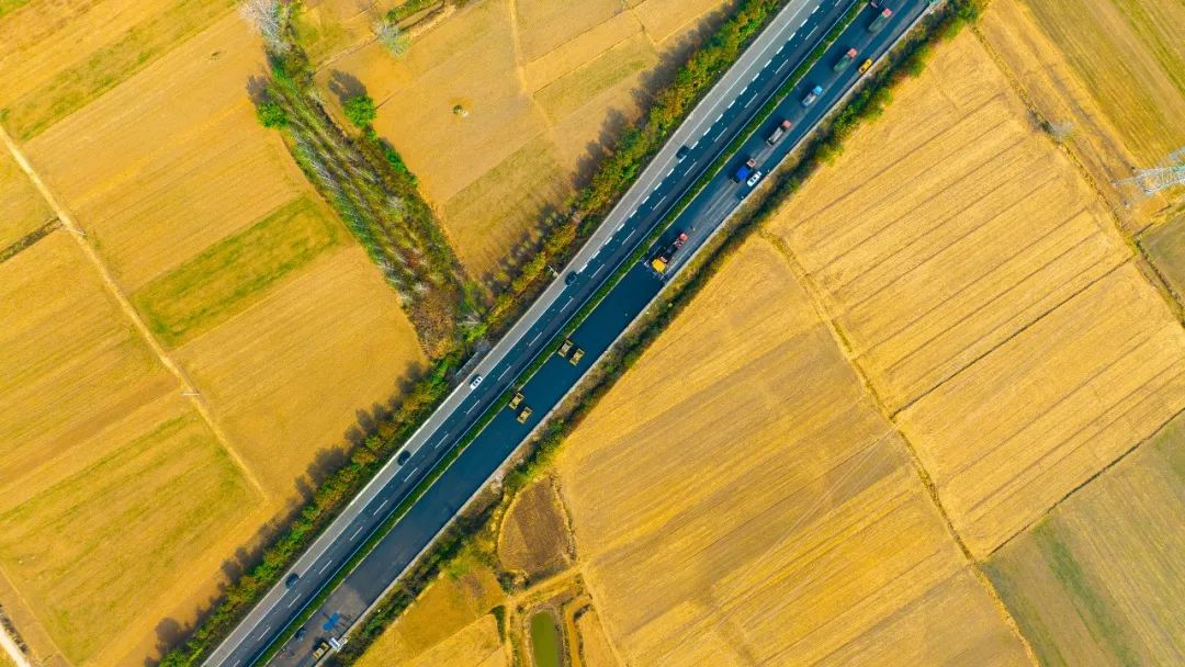 揚(yáng)民族自信！徐工成套瀝青路面裝備助力家鄉(xiāng)高速建設(shè)！