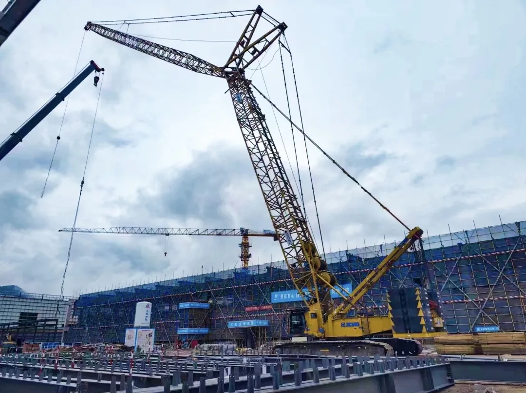 “鋼”鐵的意志！徐工XGC320履帶起重機(jī)參建大跨度鋼結(jié)構(gòu)工業(yè)廠房