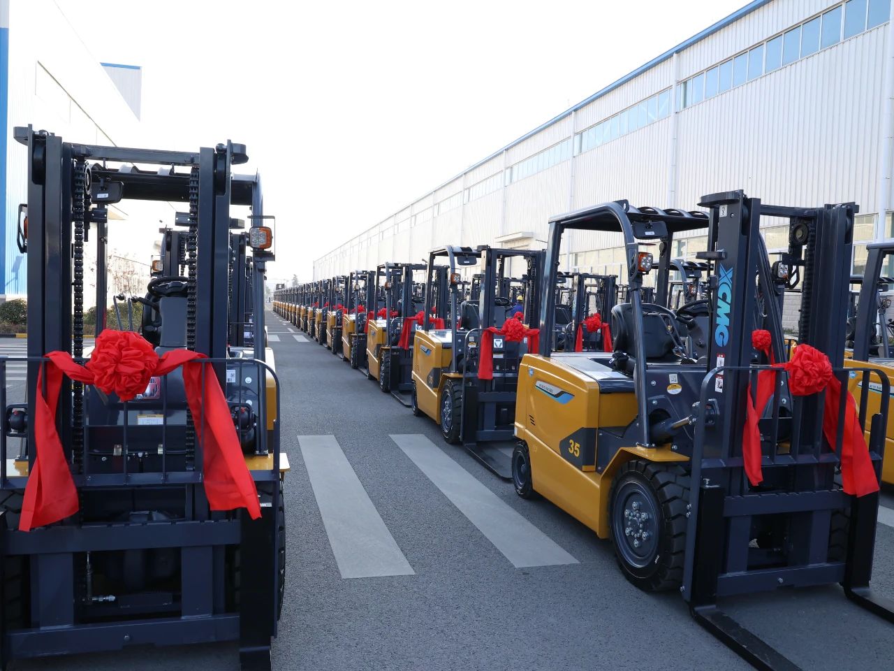 又是百余臺(tái)！徐工“鯤鵬”叉車(chē)批量交車(chē)
