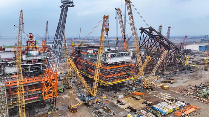 【全球之履】總重37000噸！徐工履帶兄弟團(tuán)助力大型深水導(dǎo)管架建設(shè)