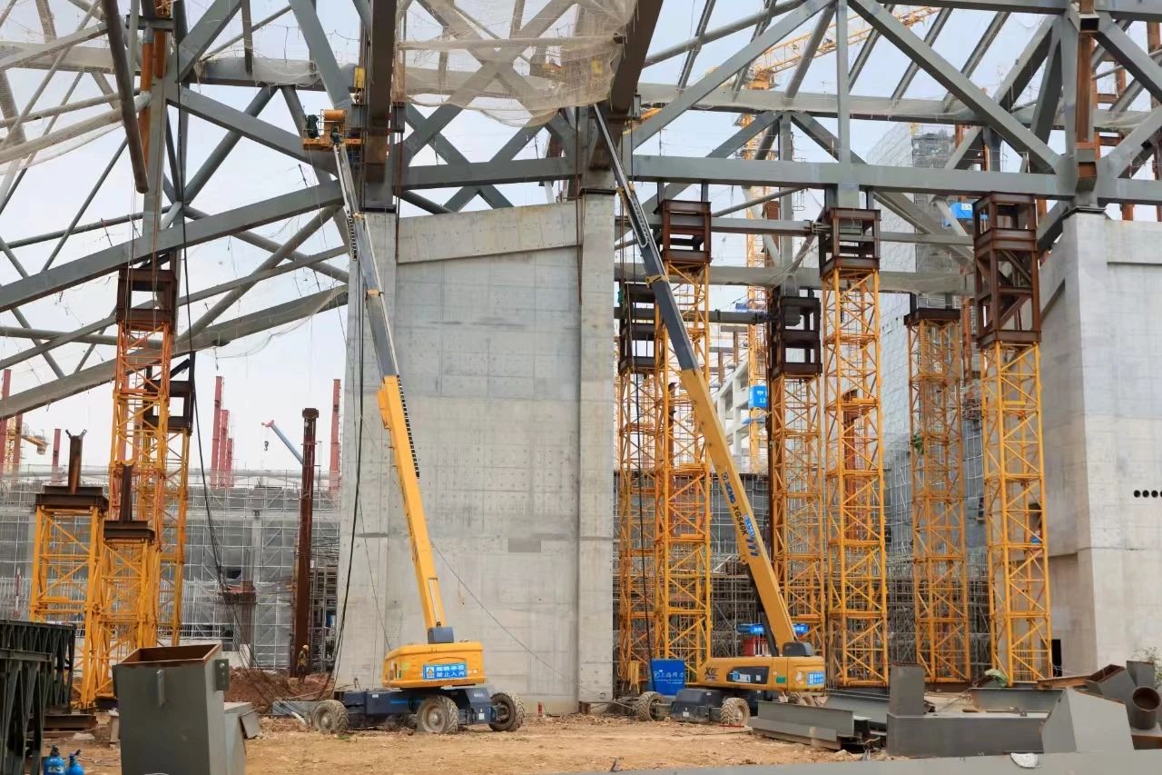 復(fù)雜環(huán)境顯身手！“徐工金”助力深圳冰雪世界