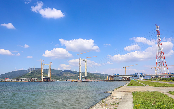 “牽手”群島！徐工塔機(jī)助力世界級(jí)跨海連島工程刷新“進(jìn)度條”