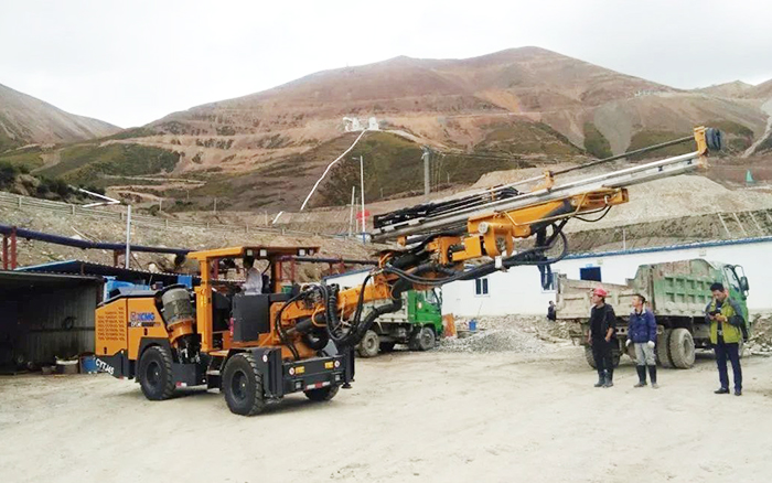 鐵礦開采，徐工礦用液壓掘進(jìn)鉆車先入為主！