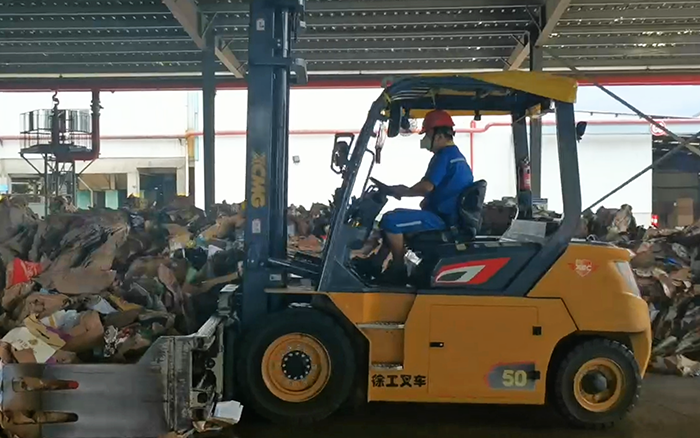有實(shí)力！徐工孔雀電動(dòng)叉車(chē)強(qiáng)勢(shì)入駐造紙行業(yè)