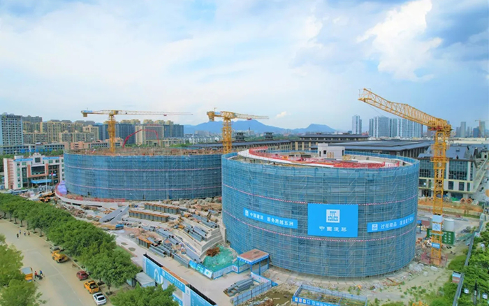 逐浪揚(yáng)帆，徐工塔機(jī)吊起蒼南大劇院“鋼鐵脊梁”