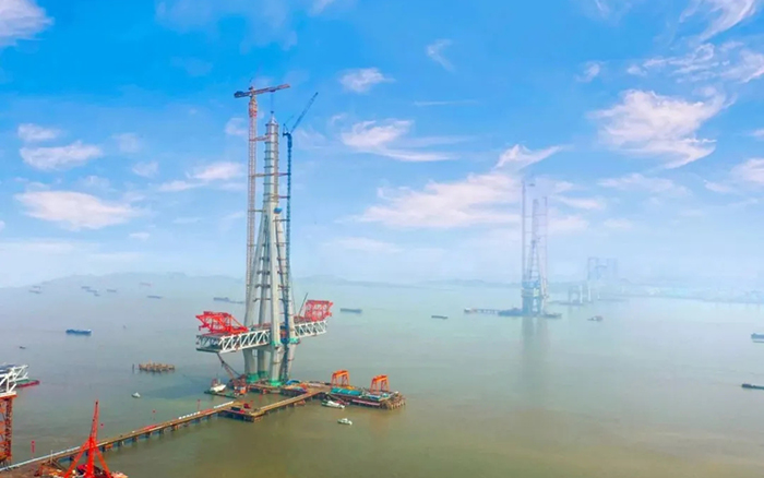 徐工建設(shè)！世界最高橋塔常泰長江大橋主塔順利封頂！