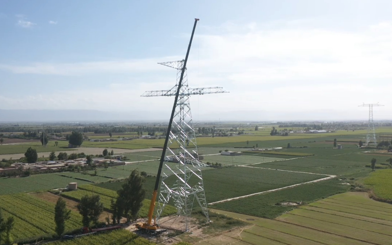 XCA200G8-1助力“哈重線”鐵塔吊裝！