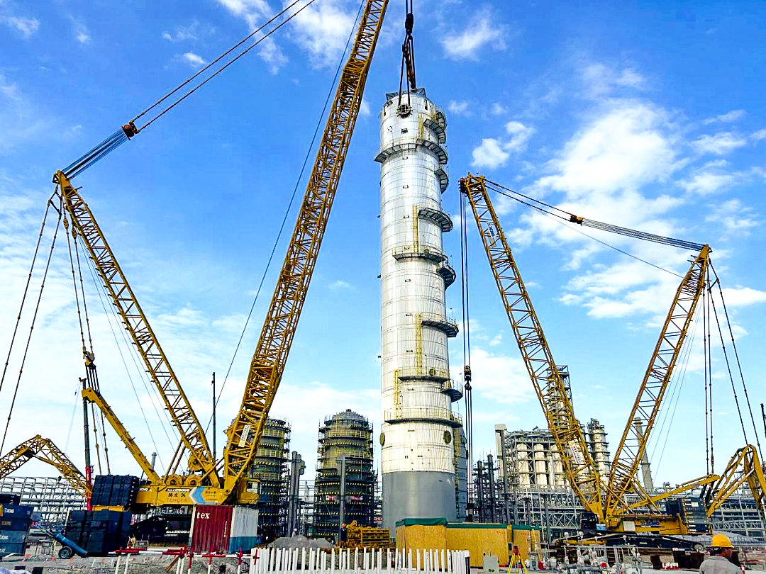 雙機(jī)聯(lián)動(dòng)！徐工履帶起重機(jī)助力全國丙烯腈行業(yè)“最大最重單體設(shè)備”成功就位