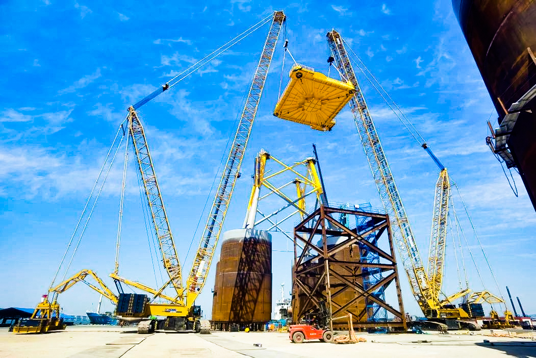 總重1972噸！徐工XGC12000助力大型導(dǎo)管架總組順利吊裝