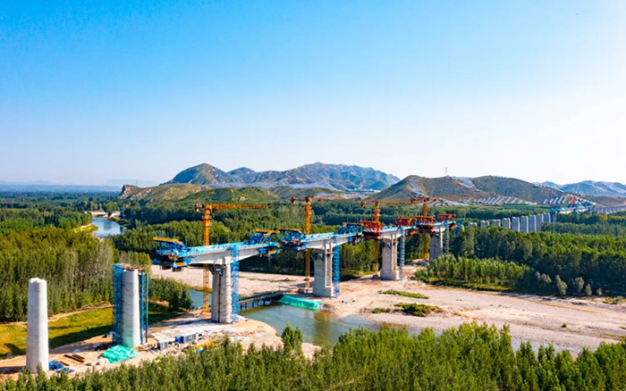 群塔筑雄忻！徐工助建山西首條時(shí)速350公里高鐵