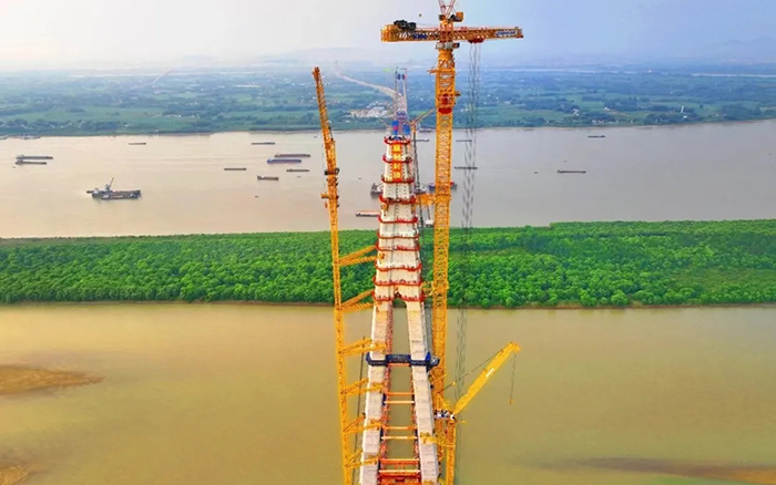 308米！徐工塔機(jī)助力世界最大跨度三塔斜拉橋喜封金頂
