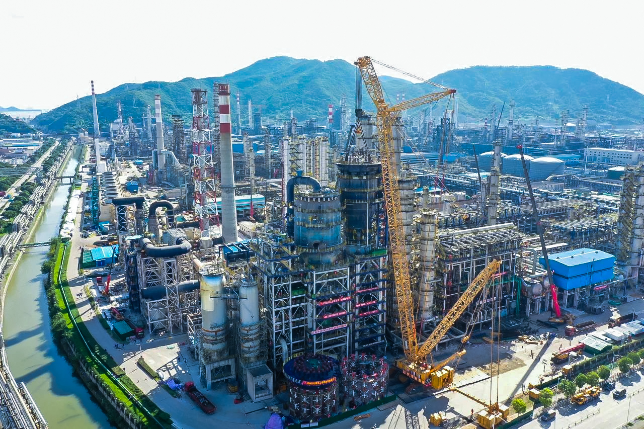 吊重達(dá)648.6噸！XLC30000助力石化設(shè)備大檢修