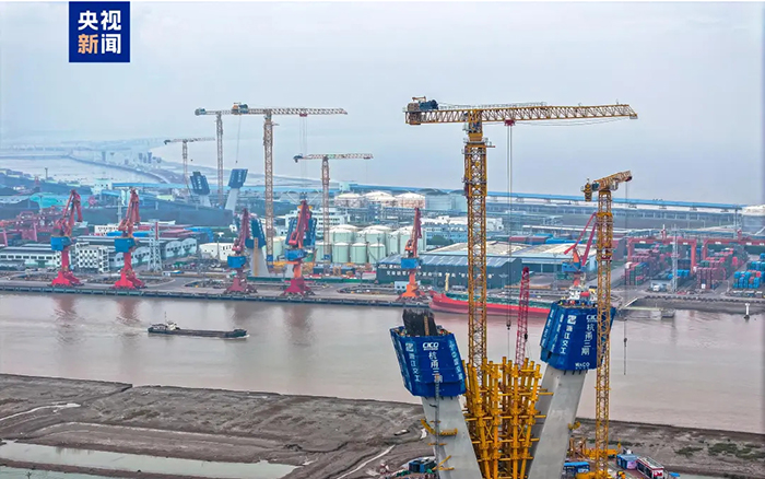 央視聚焦！徐工超大塔助建世界級(jí)橋梁工程！