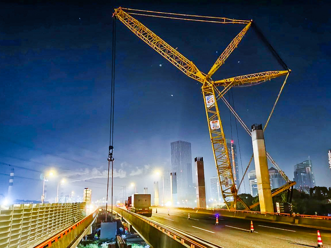 僅用4小時(shí)！XGC650跨高速助力沿江通道鋼蓋梁成功吊裝