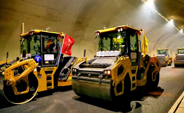 來看徐工智慧→重慶首次山區(qū)特長(zhǎng)隧道無人攤鋪施工