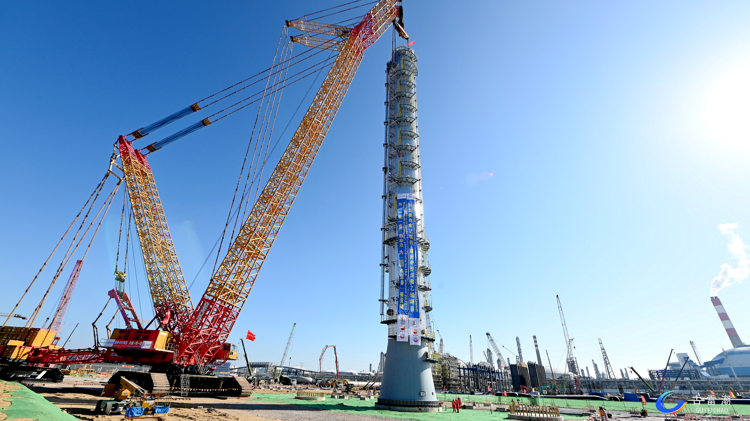 吊重1150噸！XGC88000助力大型石化項(xiàng)目首臺(tái)千噸級(jí)設(shè)備精準(zhǔn)就位