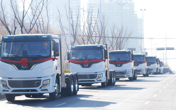 百臺(tái)齊發(fā)，千臺(tái)簽約！徐工新能源牽引車奔赴浙江