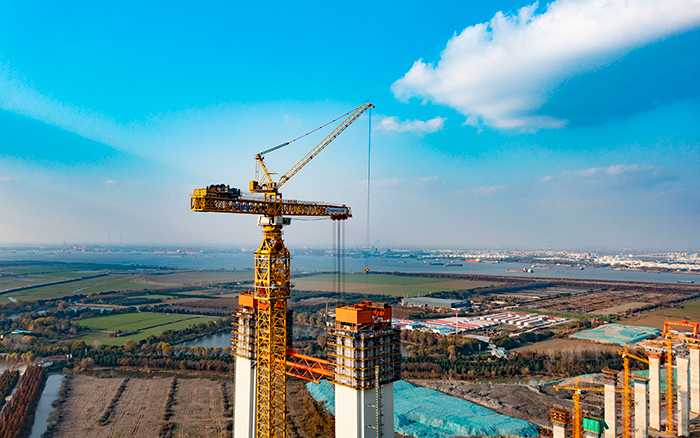 最重522噸！徐工超大塔助力張靖皋長江大橋沖刺六項(xiàng)“世界之最”