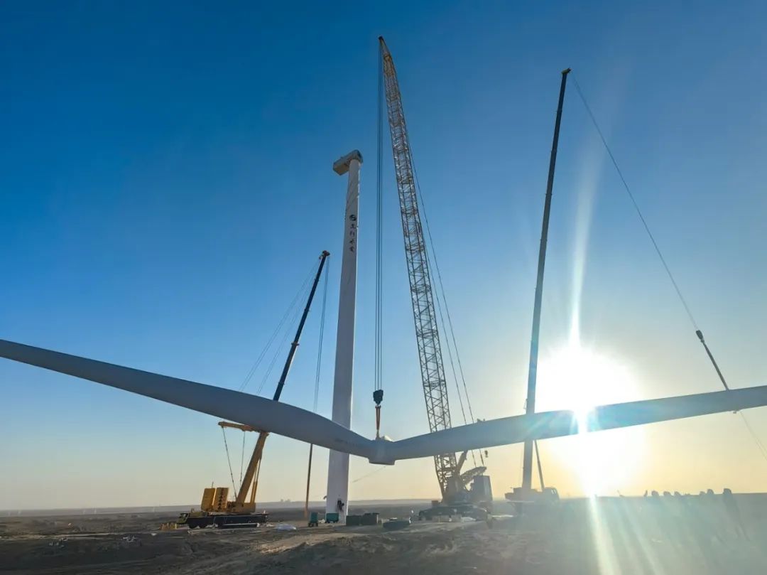 “零偏差”！西北戈壁現(xiàn)風(fēng)電“超級(jí)大片”，徐工XLC18000M領(lǐng)銜多機(jī)協(xié)同吊裝