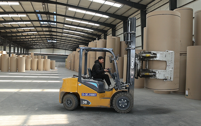 徐工新E叉車(chē)，為紙廠搬運(yùn)難題 “精準(zhǔn)破局”