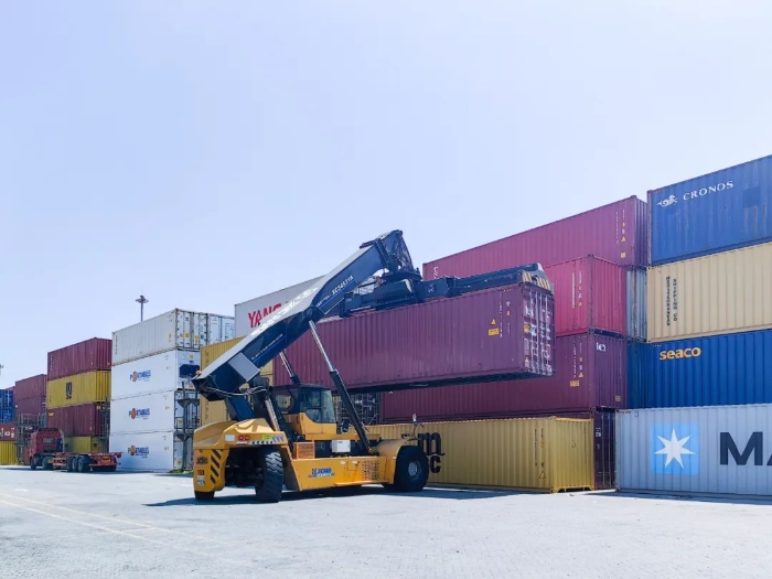 性能優(yōu)越！徐工正面吊助力海鐵聯(lián)運(yùn)發(fā)展