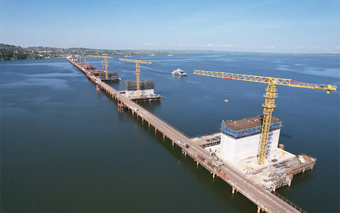 3200米超級(jí)工程！徐工塔機(jī)助建東非第一長橋