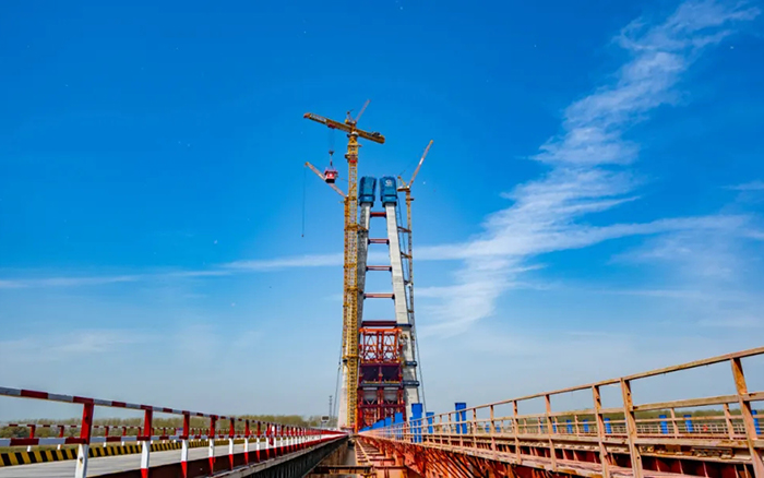 全球最大塔機(jī)亮相央視！徐工助力馬鞍山長江大橋主塔吊裝