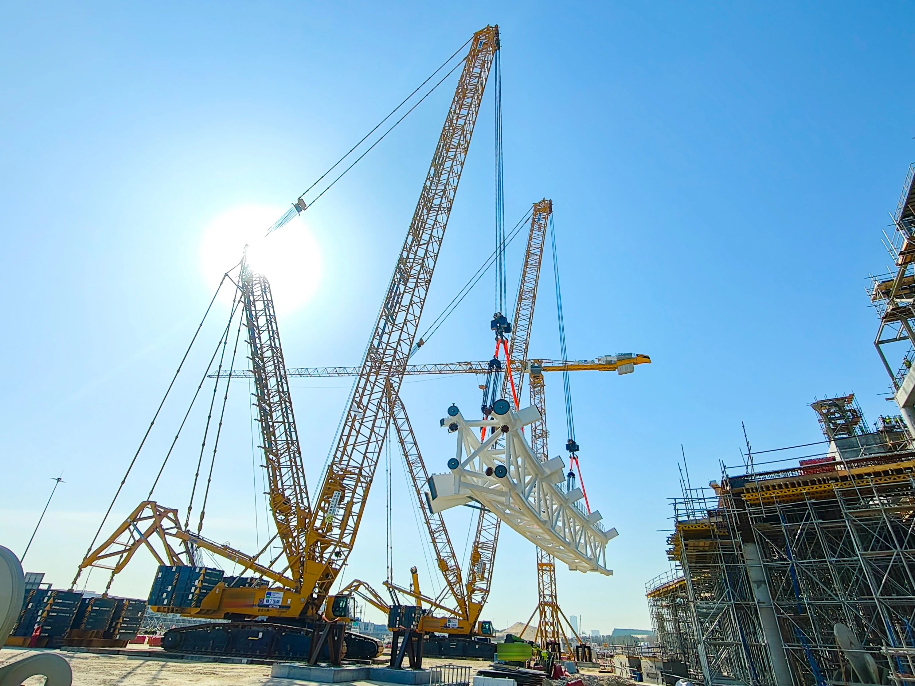 毫米級(jí)精度托舉世界杯夢(mèng)想——徐工履帶起重機(jī)奮戰(zhàn)沙特！