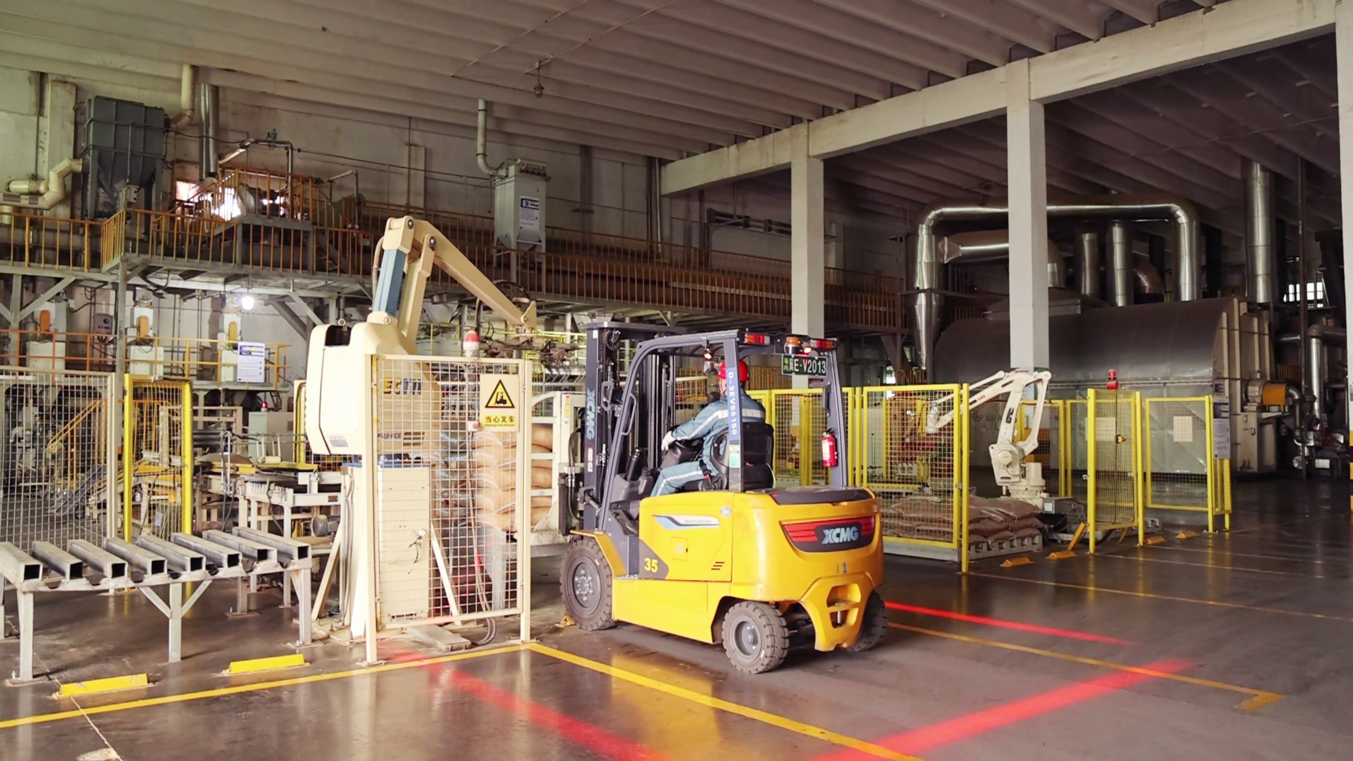 徐工鯤鵬系列新能源叉車(chē)，食品廠物料搬運(yùn)新方案