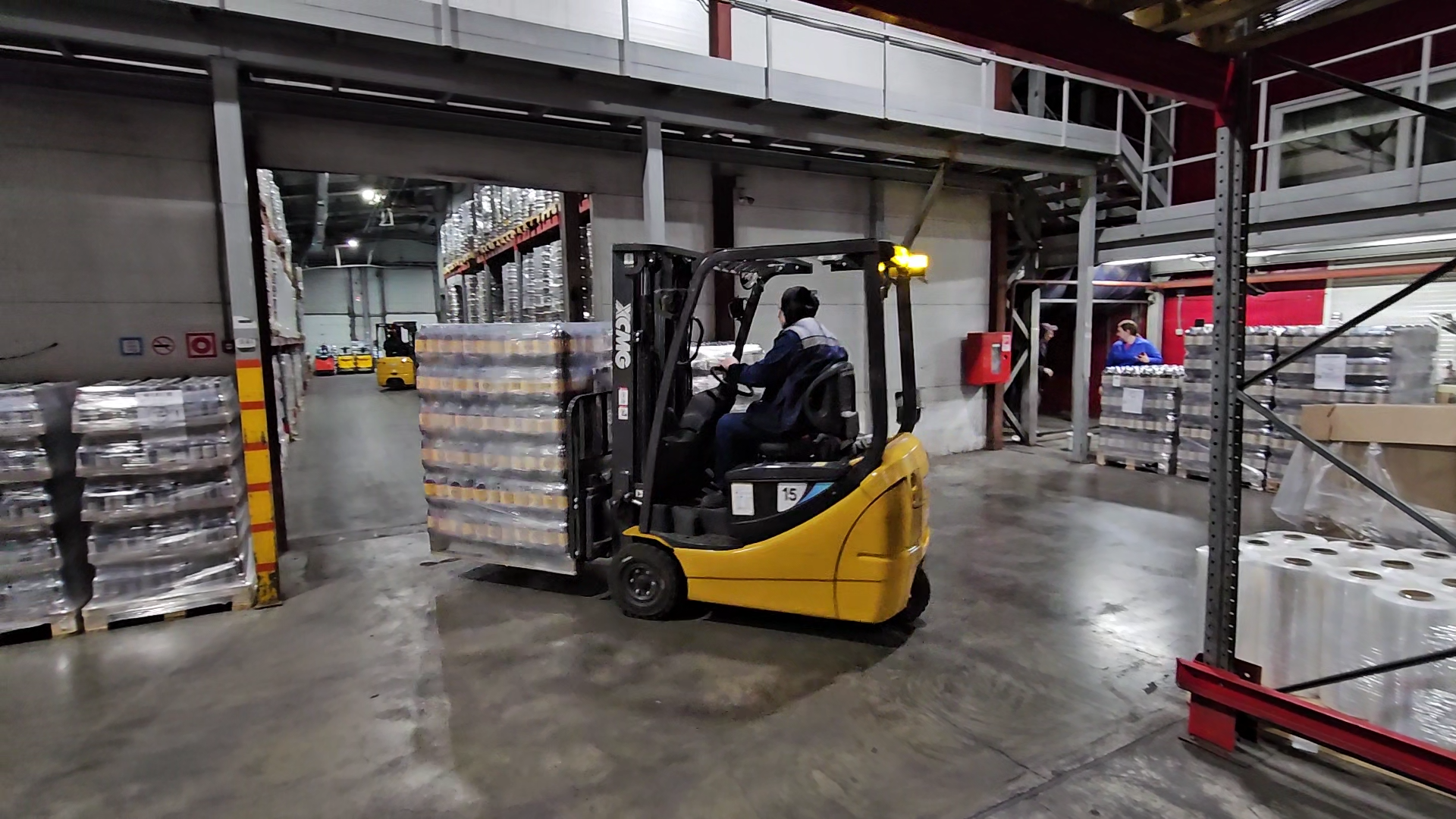 狹小空間搬運(yùn)利器！徐工三支點(diǎn)平衡重叉車(chē)