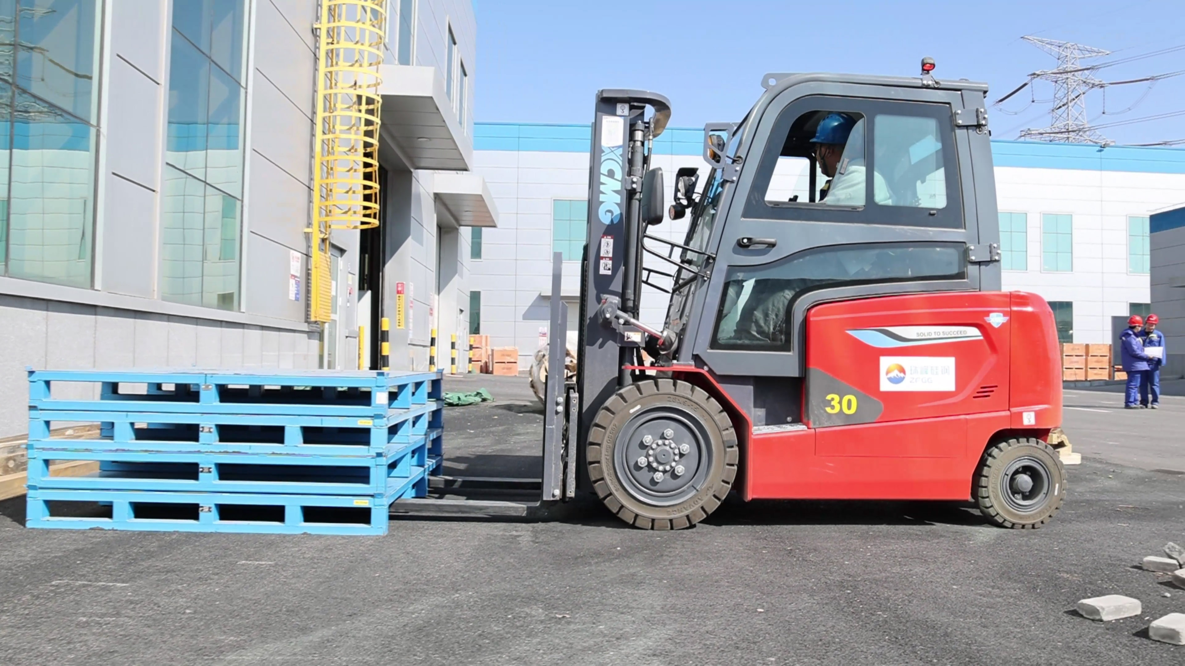 小巧精悍，徐工鯤鵬系列電動(dòng)平衡重叉車(chē)制造業(yè)大展身手