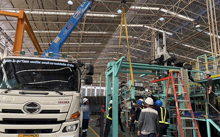 隨車吊界 “卷王” 現(xiàn)身東南亞廠房，一機(jī)頂十臺(tái)