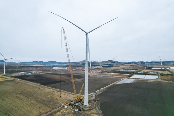 高空之巔，再鑄榮光！XLC18000M助力大型風(fēng)電場(chǎng)首臺(tái)185米風(fēng)機(jī)成功吊裝