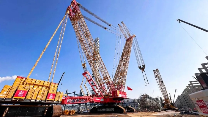 全球首臺(tái)問世的4000噸履帶式起重機(jī)，再創(chuàng)國內(nèi)吊裝新紀(jì)錄！