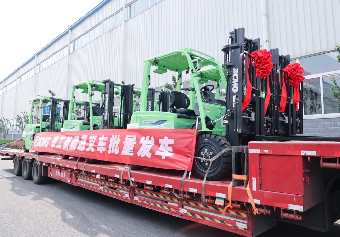 徐工鯤鵬系列電動(dòng)平衡重叉車(chē)，再掀浦東貨運(yùn)站高效物流新篇