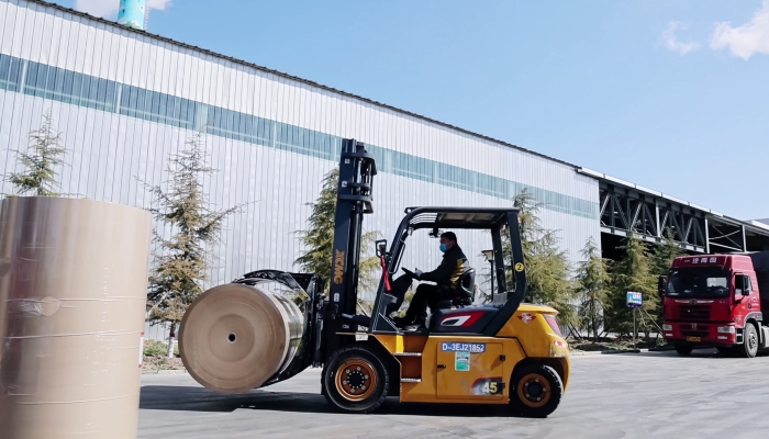 安全穩(wěn)如泰山，高效快人一步！徐工孔雀叉車(chē)造紙行業(yè)顯身手