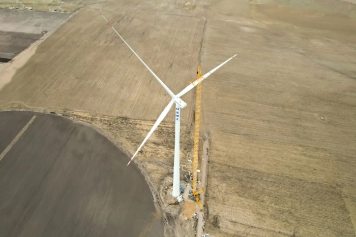 高空之巔，再鑄榮光！XLC18000M助力大型風(fēng)電場(chǎng)首臺(tái)185米風(fēng)機(jī)成功吊裝