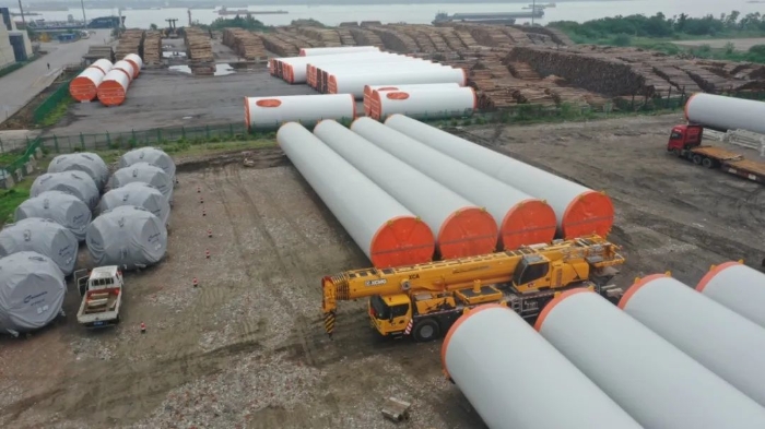 空間太??？在下徐工G2代可變支腿，百噸塔筒在港口“穩(wěn)運(yùn)”！