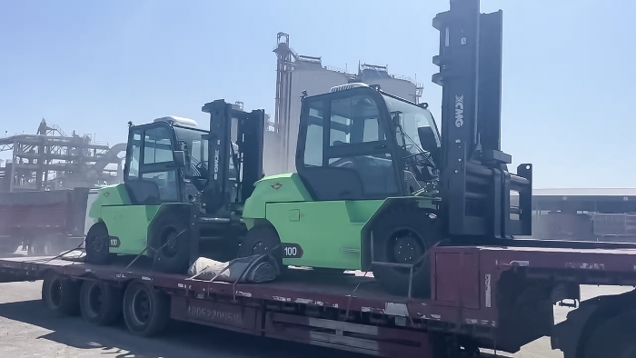 從室內(nèi)到室外，24小時(shí)不停歇！徐工孔雀叉車(chē)扎根新疆鋼材廠