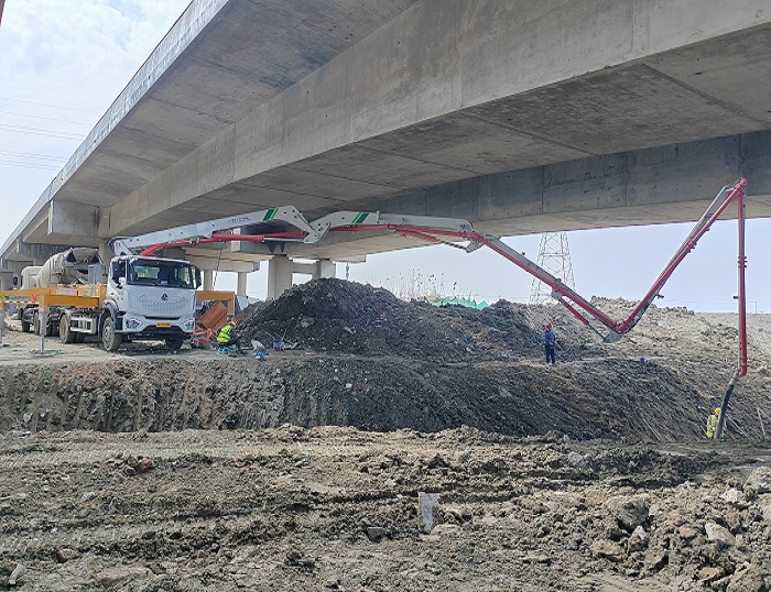 輕靈穩(wěn)?。⌒旃?3米泵車領(lǐng)航新城鎮(zhèn)基建