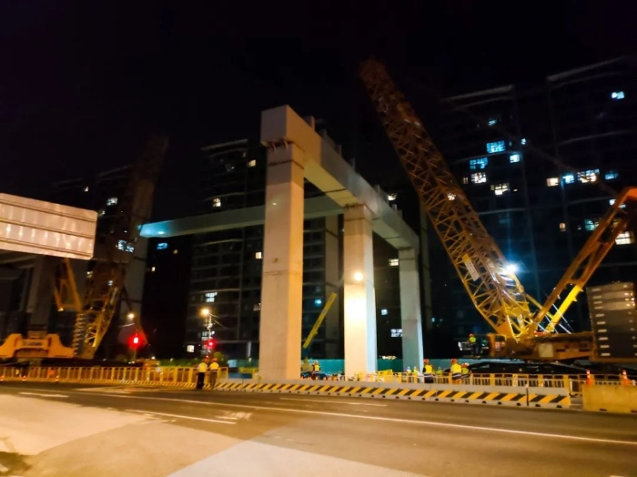 雙機(jī)聯(lián)動(dòng)，毫米操控！徐工XGC11000高效破解高架橋施工難題