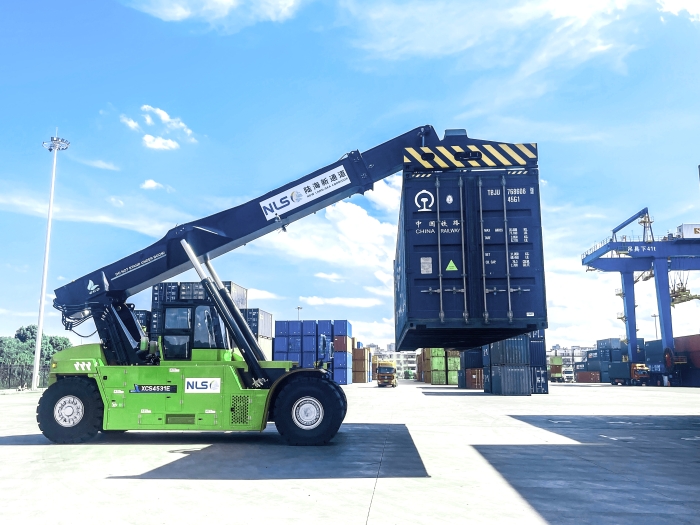 降本減碳雙突破！徐工XCS4531E領(lǐng)航西部陸海新通道核心樞紐綠色煥新