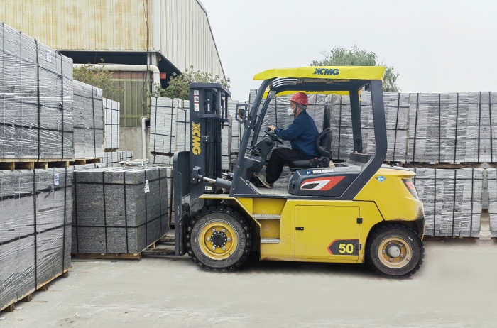 有“石”力！徐工孔雀電動(dòng)叉車(chē)強(qiáng)勢(shì)入駐石材廠