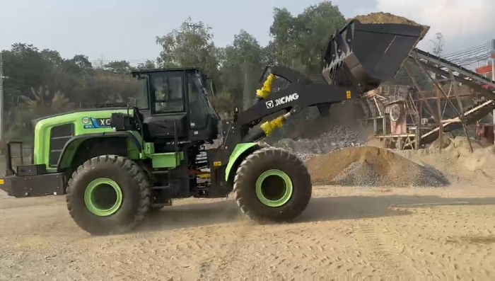 徐工純電動(dòng)裝載機(jī)助力越南砂石料場(chǎng)，開啟綠色施工新紀(jì)元